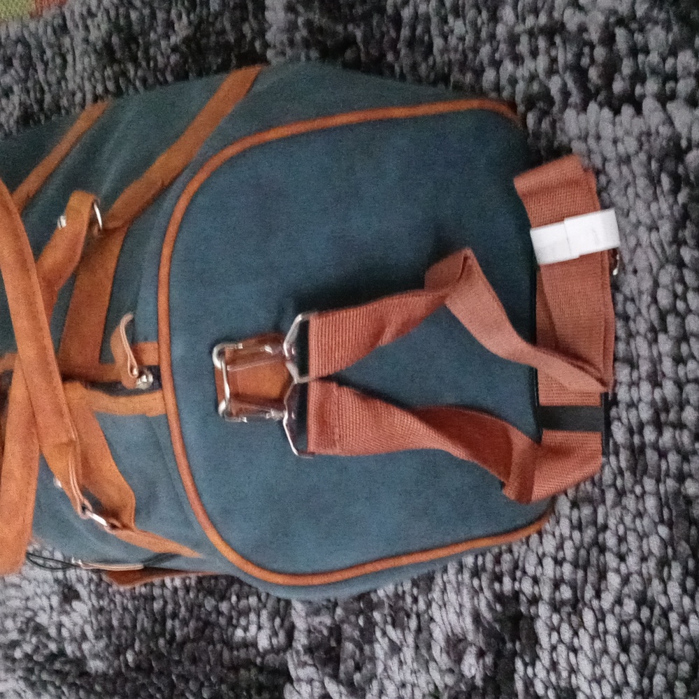 Overnight Bag/Duffle Bag, NWOT - Picture 4 of 10